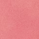 A imagem mostra um blush compacto de cor rosa em uma embalagem plástica transparente. O blush tem um acabamento fosco e está disposto em um estojo redondo. Em volta do pó compacto rosa, há um aro amarelo que realça a cor do produto.