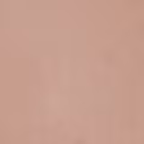 Embalagem com tampa cor-de-rosa claro, com inscrição de nome. Parte superior com tom da base e detalhes brancos na parte inferior, com pequenas estrelas decorativas ao redor. A embalagem tem um design minimalista e delicado.