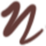 A imagem mostra a caneta delineadora  Eyeliner Pen da marca Océane. O produto  está aberto com a tampa ao lado. É uma caneta de corpo cilíndrico e alongado, com a parte superior pontiaguda e marrom. O corpo é prateado e possui o nome "Eyeliner Pen" preto.