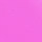 Produto de maquiagem em formato cilíndrico com a cabeça da personagem Hello Kitty como tampa. A parte superior é azul escuro com detalhes que representam os olhos, orelhas e laço da Hello Kitty. É possível ver a cor do produto pelo corpo transparente.