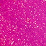 Maquiagem em formato cilíndrico com a cabeça da personagem Hello Kitty como tampa. A parte superior é vermelha com detalhes em relevo que representam os olhos, orelhas e laço da Hello Kitty. É possível ver a cor do produto pelo corpo transparente.
