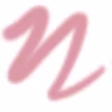 Tubo de lápis labial da marca Essence, na cor rosa, com o texto "Tattoo Lip Liner" impresso na embalagem. O produto possui um formato cilíndrico e uma ponta afilada, típica de um lápis de maquiagem.