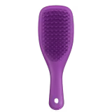 Escova de cabelo Tangle Teezer de cor roxa, com design ergonômico e cerdas flexíveis para desembaraçar os fios suavemente.