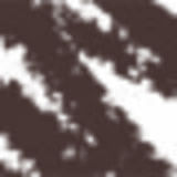 A imagem mostra o lápis para sobrancelhas com um design preto fosco e o nome da marca impresso no corpo do produto. Em uma ponta apresenta o lápis e do outro lado uma escovinha para pentear os fios da sobrancelha. Ao lado está a tampa castanha do produto.