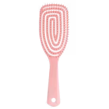 A imagem mostra uma escova de cabelo em cor rosa claro. Possui formato oval alongado com fileiras concêntricas de cerdas plásticas curtas e pontiagudas. O cabo é longo e reto.