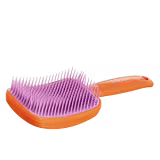 A imagem mostra uma escova com cabo laranja com o nome da marca "ProArt" impresso. Cabeça retangular grande com cerdas plásticas roxas densamente agrupadas. Cerdas apresentam uma textura pontiaguda para facilitar a escovação e modelagem do cabelo.
