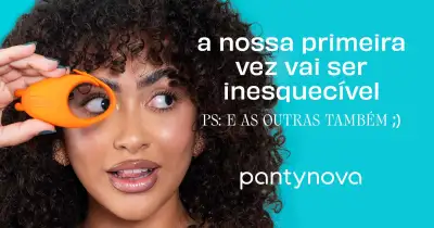 O banner fala sobre bem-estar sexual com a chamada "a nossa primeira vez vai ser inesquecível" e apresenta uma mulher preta segurando um vibrador.