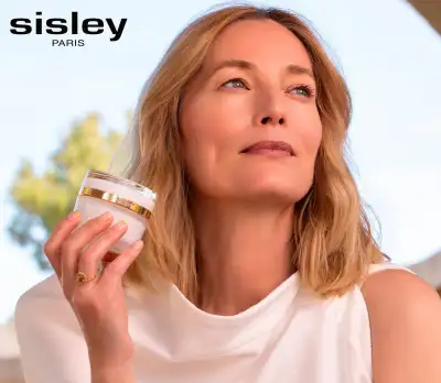 Banner publicitário de produtos cosméticos da marca Sisley Paris, com frascos de creme e sérum de rosas negras.