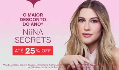 Foto de Niina Secrets sorrindo sobre fundo rosa. Texto: O maior desconto do ano: Niina Secrets até 25% off em bases.