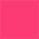 Possui uma embalagem rosa clara com detalhes prateados, incluindo o logotipo da marca.