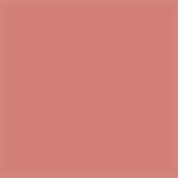 Possui uma embalagem rosa clara com detalhes prateados, incluindo o logotipo da marca.