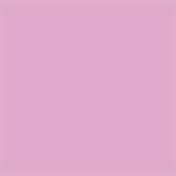 Possui uma embalagem rosa clara com detalhes prateados, incluindo o logotipo da marca.
