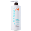 A imagem mostra o Condicionador Moroccanoil Hydration 1L. O frasco é branco com letras em azul vibrante, laranja e preto. O rótulo destaca que é um "Condicionador Hidratante" para todos os tipos de cabelo, livre de sulfatos, fosfatos e parabenos.
