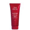 É um condicionador para cabelos da linha Ultimate Repair da marca Wella Professionals. O produto vem em um tubo plástico vermelho brilhante com a logomarca da Wella em branco. O rótulo indica que é o "Passo 2" da linha, tem capacidade de 200ml.