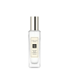 Perfume em frasco transparente retangular com tampa prateada. A embalagem exibe o logotipo e nome da marca "Jo Malone London" em letras pretas sobre fundo branco. O rótulo indica que é uma colônia com fragrância de "English Pear & Freesia".