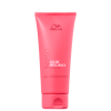 A imagem mostra o condicionador Invigo Color Brilliance da marca Wella Professionals, embalagem de 200ml com cor vermelha e detalhes em branco.