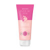 O produto é um creme hidratante deslizante para a pele da marca Boticário, da linha Cuide-se Bem. A embalagem é um tubo rosa com detalhes em branco, contendo o nome do produto "Doçura na Pessegura" e informações sobre sua composição e benefícios.