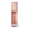O produto apresentado é um desodorante corporal da linha L'eau de Lily, com o nome "Blanche" impresso no frasco. O frasco é de cor rosa claro, com um design cilíndrico e um aplicador na parte superior.