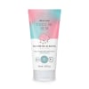 O produto apresentado é uma loção corporal iluminadora da linha "Nuvem de Alegria" da marca Boticário. A embalagem é um tubo plástico com design colorido em tons de rosa e azul, com uma ilustração de uma nuvem sorridente.