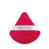 Esponja de maquiagem triangular de gota de cor vermelha intensa em material aveludado. Possui uma faixa branca com o texto Niina Secrets. O produto tem aparência macia e compacta.