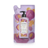 imagem do Refil Instance Ameixa e Praline, flexível com um design colorido em tons de roxo, rosa e dourado. No centro dela, há a imagem da embalagem original. Lê-se que contém 80% menos plástico, é destacado que é NOVO, 350ml, contém manteiga de Karité.