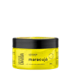 O produto exibido é um esfoliante corporal da marca Labotrat, com embalagem em formato de pote preto com tampa. A embalagem possui uma etiqueta amarela com o nome do produto "maracuja" e informações sobre sua função de renovação celular e efeito calmante.