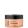 O produto apresentado é um sais espumantes para o rosto e corpo da marca Labotrat, com o nome "Pessego" impresso no rótulo. A embalagem é um pote preto com tampa, com uma etiqueta laranja destacando o nome do produto.