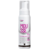 Mousse modelador profissional da marca Curly Care. Embalagem plástica branca fosca com tampa protetora transparente. Rótulo com o nome do produto "MOUSSE" em letras grandes e roxas, e informações adicionais em texto menor.