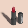 O produto apresentado na imagem é um batom da marca Quem Disse, Berenice?. O batom possui uma embalagem preta com o logotipo da marca impresso. A cor do batom é um rosa brilhante. O formato do batom é cilíndrico, com uma ponta arredondada.