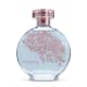 A imagem mostra um frasco de perfume da linha Floratta Blue. O frasco é de vidro transparente com um design arredondado. Há um padrão floral estilizado em tons de rosa desenhado sobre o fundo azul claro do frasco. A tampa é cor de rose gold metálico.