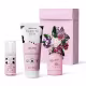 Kit de produtos de beleza da marca O boticario, incluindo um desodorante hidratante em embalagem branca e rosa, um creme hidratante em embalagem rosa com flores, e uma caixa de presente rosa com ilustrações florais.