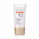 O produto apresentado é um protetor solar facial da linha Neo Dermo da marca Eudora, com FPS 70 e alta proteção. A embalagem é um tubo de cor bege, com rótulo branco e detalhes em roxo.