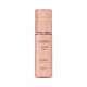 Embalagem cilíndrica de plástico rígido na cor nude rosado. Rótulo com o nome do produto "La Victorie Intense Body Spray Desodorante" e a informação de volume de 100ml. Tampa tipo spray na parte superior. Design minimalista e elegante.