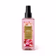 Perfume em frasco spray transparente com líquido rosa. Rótulo com detalhes de macarons e flores. No centro, retângulo dourado com o nome "Eudora Instance Macaron de Framboesa".  Frasco com tampa spray preta fosca.