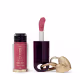 O produto de beleza Eudora Make apresenta um batom líquido rosa em embalagem cilíndrica, acompanhado de um espelho compacto dourado em formato de coração.