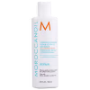 A imagem mostra o Condicionador Moroccanoil Moisture Repair 250ml, um frasco branco com letras em azul, laranja e preto e contém as informações do produto destacando que é livre de sulfatos, fosfatos e parabenos, seguro para cabelos coloridos.