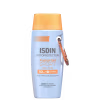 Frasco de protetor solar em gel da marca ISDIN, na cor azul claro e laranja, com rótulo indicando o nome "Fusion Gel SPORT" e proteção solar FPS 50.