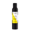 A imagem mostra um frasco spray preto com rótulo branco e amarelo e letras pretas, com tampa também preta.