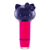 Produto de maquiagem em formato cilíndrico com a cabeça da personagem Hello Kitty como tampa. A parte superior é azul escuro com detalhes que representam os olhos, orelhas e laço da Hello Kitty. É possível ver a cor do produto pelo corpo transparente.