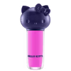 Produto de maquiagem em formato cilíndrico com a cabeça da personagem Hello Kitty como tampa. A parte superior é azul escuro com detalhes que representam os olhos, orelhas e laço da Hello Kitty. É possível ver a cor do produto pelo corpo transparente.