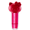 Maquiagem em formato cilíndrico com a cabeça da personagem Hello Kitty como tampa. A parte superior é vermelha com detalhes em relevo que representam os olhos, orelhas e laço da Hello Kitty. É possível ver a cor do produto pelo corpo transparente.