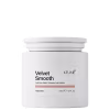 Frasco branco com rótulo "Velvet Smooth" da marca Keune. O rótulo apresenta informações de texto em preto sobre o extrato de tulipa como ingrediente.