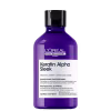 Frasco de shampoo profissional da marca L'Oréal Professionnel, com design em tons de roxo e preto, rotulado como "Keratin Alpha Sleek" com informações sobre seus benefícios para cabelos.