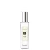 Perfume em frasco transparente retangular com tampa prateada. A embalagem exibe o logotipo e nome da marca "Jo Malone London" em letras pretas sobre fundo branco. O rótulo indica que é uma colônia com fragrância de "English Pear & Freesia".