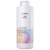Embalagem plástica branca opaca em formato cilíndrico. Rótulo com o nome do produto e a marca em letras pretas. Imagem gradiente nas cores amarelo, rosa e roxo na parte inferior. Volume de 1 litro indicado.