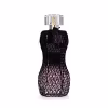 O frasco tem formato de ampulheta com gargalo estreito e tampa transparente com detalhes dourados. Rótulo preto com texto "Glamour". Cores predominantes são preto, transparente e dourado, transmitindo um visual sofisticado e elegante.