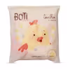 Embalagem de toalha de banho da linha Boti Baby, com ilustração de um pintinho amarelo e texto em marrom e laranja. Produto com textura e maciez indicadas na embalagem.
