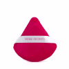 Esponja de maquiagem triangular de gota de cor vermelha intensa em material aveludado. Possui uma faixa branca com o texto Niina Secrets. O produto tem aparência macia e compacta.
