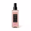 A imagem mostra o Spray perfumado desodorante colônia Baunilha Glow da marca Instance Eudora. Frasco transparente de 200ml com líquido rosa perolado. Rótulo preto com letras brancas. Detalhes de uma flor estilizada na parte inferior.