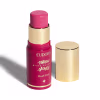 O produto apresentado é um blush stick da linha Niina Secrets da marca Eudora. Possui uma embalagem rosa com detalhes dourados, incluindo o nome da marca e da linha. O produto tem formato cilíndrico e tampa dourada.